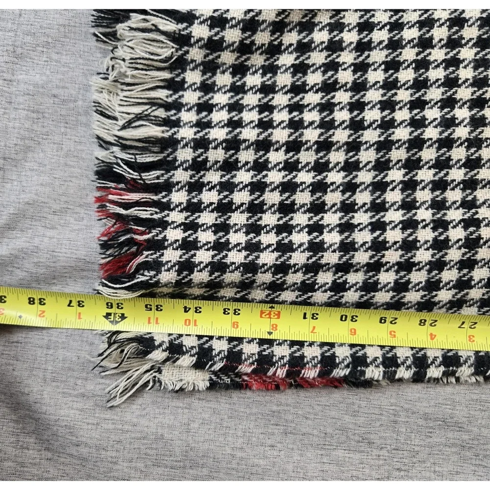 Steve Madden Large Knit Scarf‎ Houndstooth / Plaid Soft Neck Warmer 28
